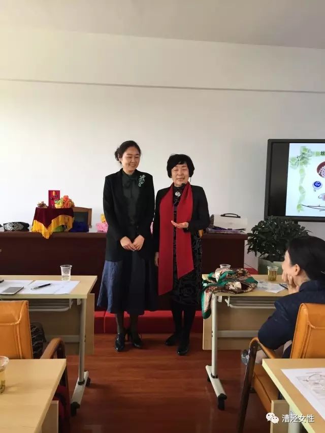 提升女人魅力的礼仪书_礼仪修养显示个人魅力_提升女人魅力的礼仪