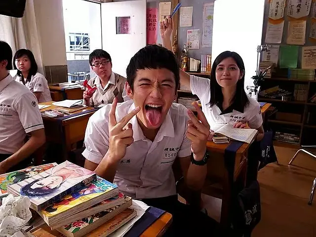 我追求的女孩对我很严肃_严肃的女孩子怎么追_严肃的女生有人喜欢吗