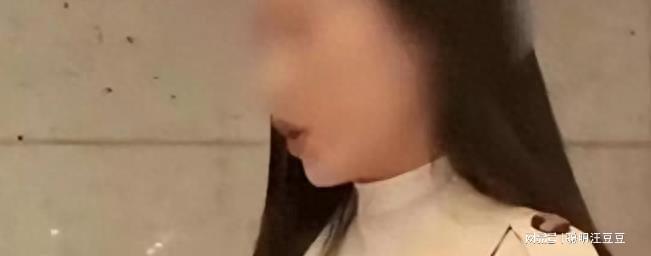 山东男子偷看妻子出轨，躲衣柜看5小时，惊讶：平时也没这些花样