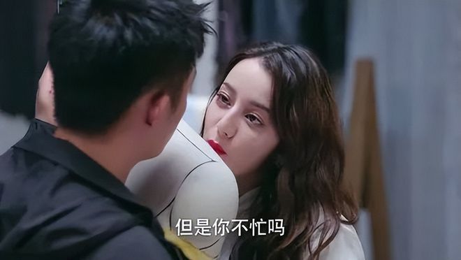 女人心里没有你，却在假装爱你，逃不过有这4个明显表现！