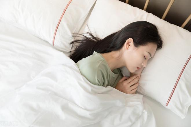 男人拥抱女人时的想法_男女生拥抱男生在想什么_拥抱对于男人的意义