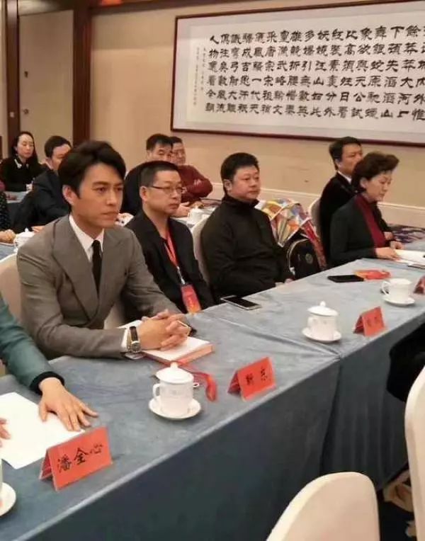 不要跟陌生人说话的男人心里变态_梦见和陌生女孩说话_变陌生人的说说