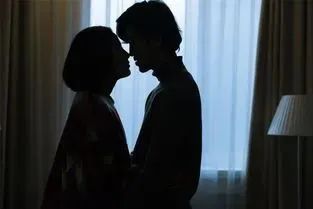 一男子深夜加班，把发给“客户”的短 信错发给了妻子，谁料，竟挽救了自己